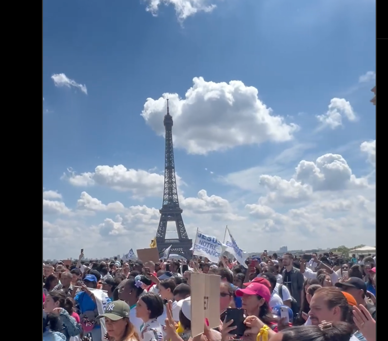 La Torre Eiffel nel video, senza simbolo olimpico