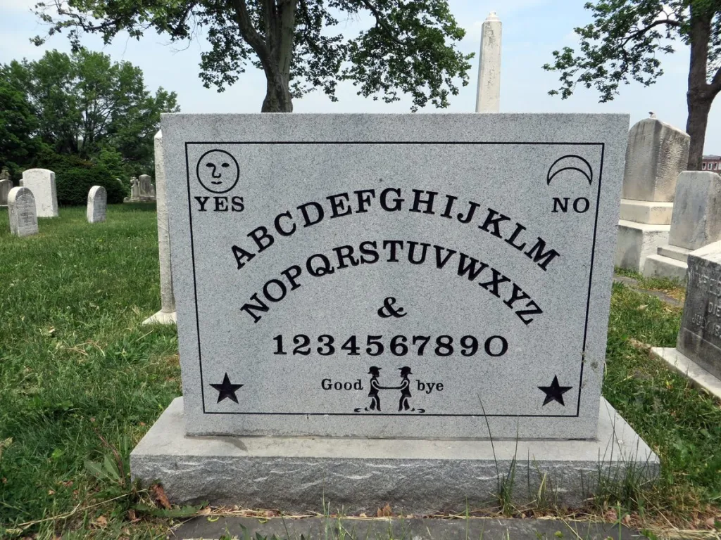 Tomba dell'inventore della Tavola Ouija – Something Original, CC BY-SA 3.0 – Elijah Bond gravestone rear detail